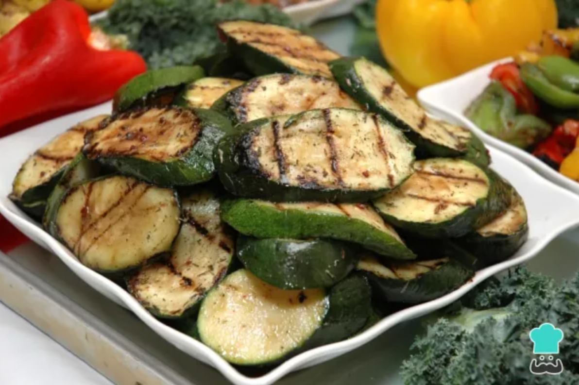 Calabacín a la plancha con mollejas de pollo y pan tipo wasa